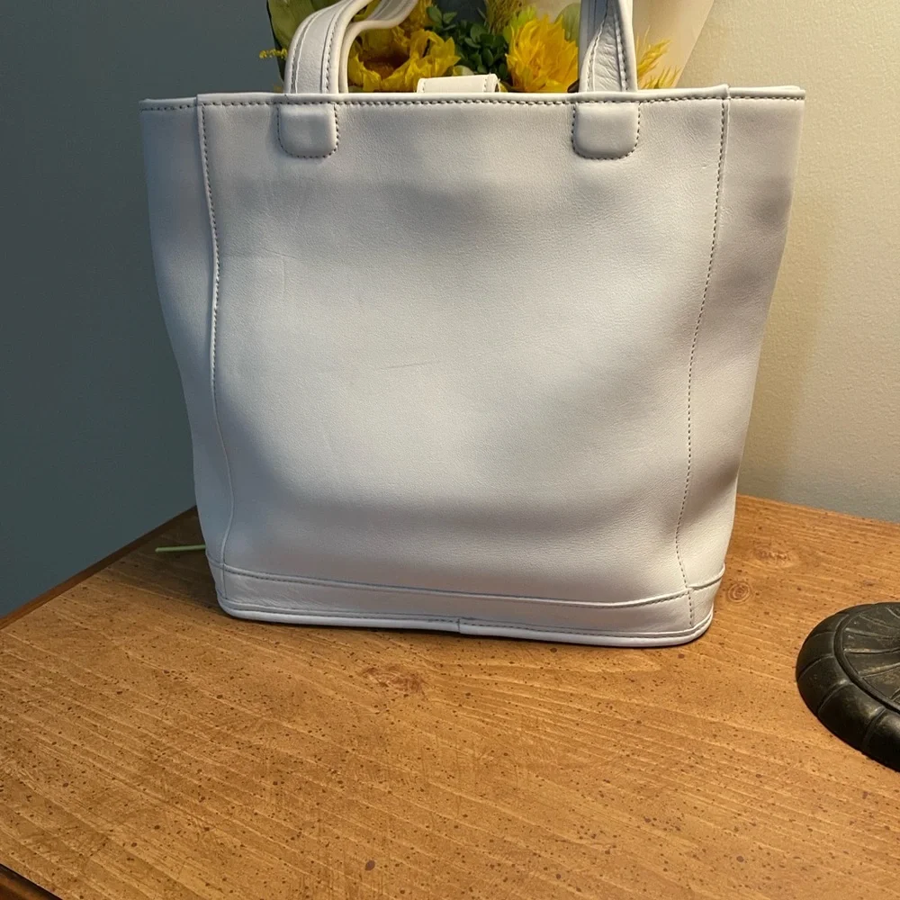 Coach Y2K Glovetanned CreamTote Bag with Gold Tag Accents - Picture 5 of 7